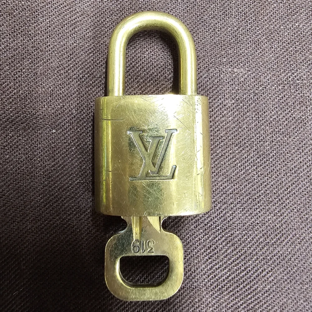 LV LOCK & KEY #319 - Picture 1 of 4